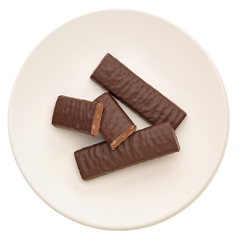 Zarter Riegel nach Art eines Brownies aus Schokolade und Haselnuss